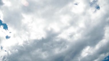 Gün batımında fırtına ve yağmur bulutları. bulutlu hava.