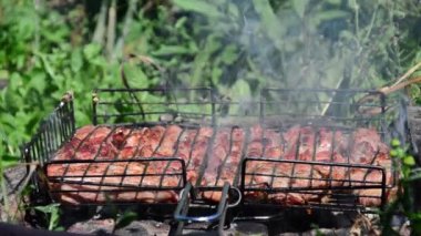 Barbekü ızgarada hazır. Ateşten duman çıkıyor..