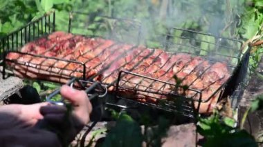 Barbekü ızgarada hazır. Ateşten duman çıkıyor..