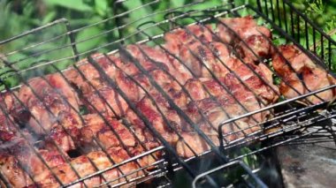 Barbekü ızgarada hazır. Ateşten duman çıkıyor..