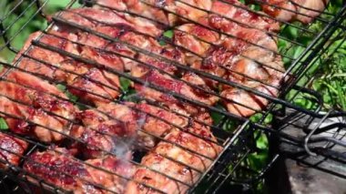 Barbekü ızgarada hazır. Ateşten duman çıkıyor..