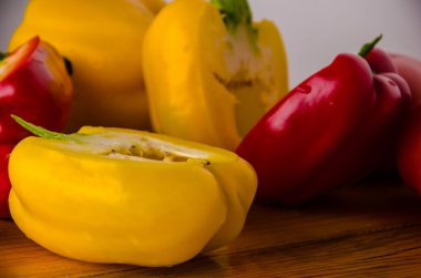 Tahtada taze biber ve domates..