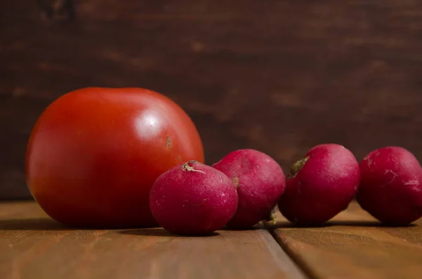 Rabanetes Frescos Tomates Tábuas Madeira — Fotografia de Stock