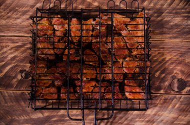 Izgarada barbekü. Tahtada şiş kebap..