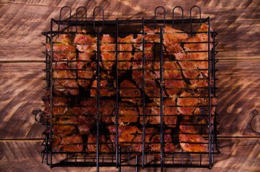 Izgarada barbekü. Tahtada şiş kebap..