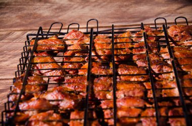 Izgarada barbekü. Tahtada şiş kebap..