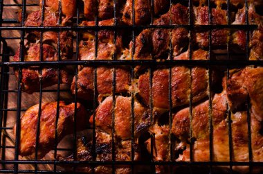 Izgarada barbekü. Tahtada şiş kebap..