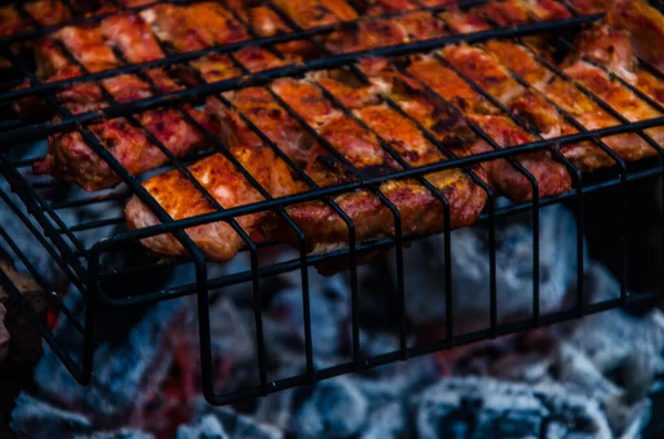 Auf Dem Grill Wird Gegrillt Rauch Aus Dem Feuer — Stockfoto