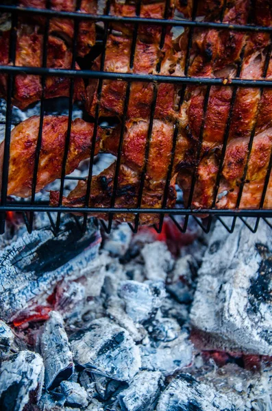 烤肉是在烤架上准备的 火中冒出的烟 — 图库照片