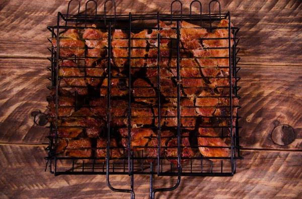 Izgarada barbekü. Tahtada şiş kebap..