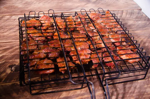 Izgarada barbekü. Tahtada şiş kebap..