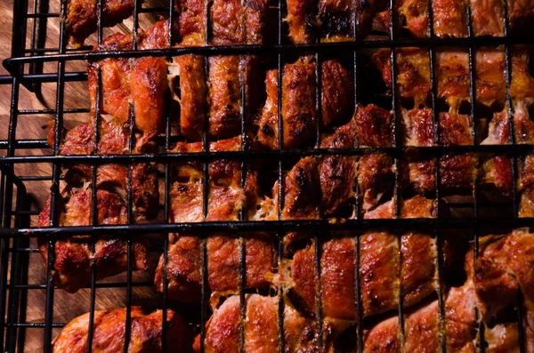 Izgarada barbekü. Tahtada şiş kebap..