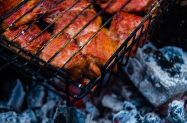 Barbekü ızgarada hazır. Ateşten duman çıkıyor..