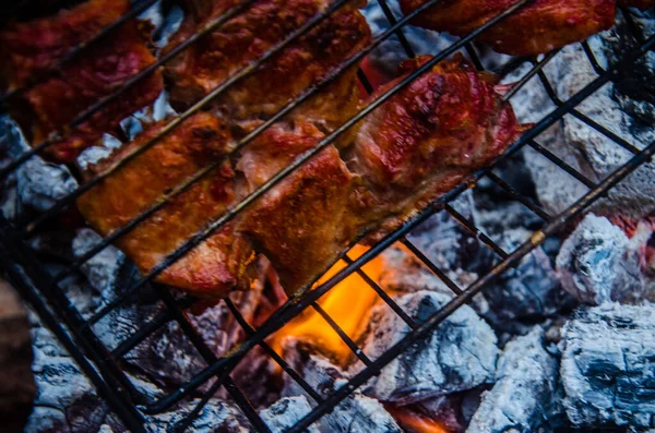 Churrasco Preparado Grelha Fumaça Fogo — Fotografia de Stock