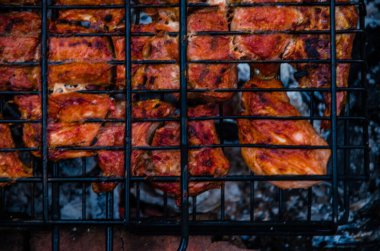 Barbekü ızgarada hazır. Ateşten duman çıkıyor..