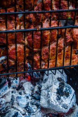 Barbekü ızgarada hazır. Ateşten duman çıkıyor..