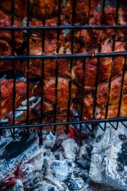 Barbekü ızgarada hazır. Ateşten duman çıkıyor..