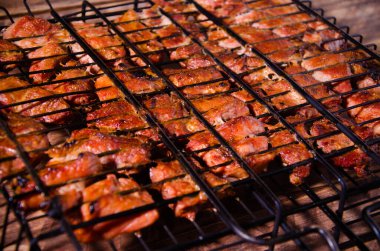 Izgarada barbekü. Tahtada şiş kebap..