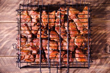 Izgarada barbekü. Tahtada şiş kebap..