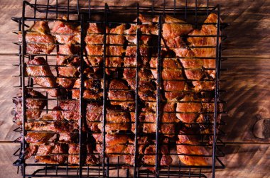 Izgarada barbekü. Tahtada şiş kebap..