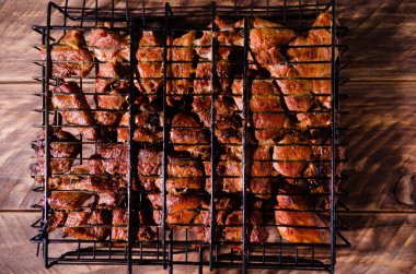 Izgarada barbekü. Tahtada şiş kebap..