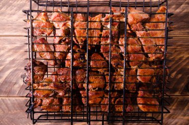 Izgarada barbekü. Tahtada şiş kebap..