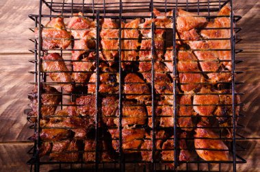 Izgarada barbekü. Tahtada şiş kebap..