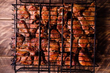 Izgarada barbekü. Tahtada şiş kebap..