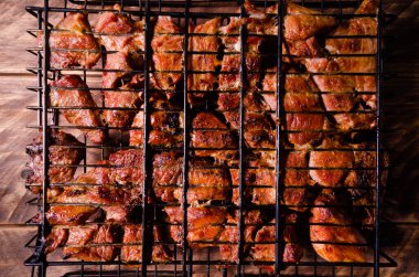 Izgarada barbekü. Tahtada şiş kebap..