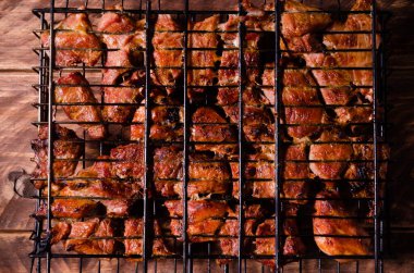 Izgarada barbekü. Tahtada şiş kebap..