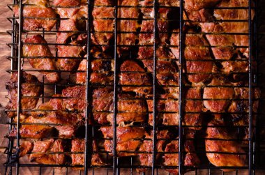 Izgarada barbekü. Tahtada şiş kebap..