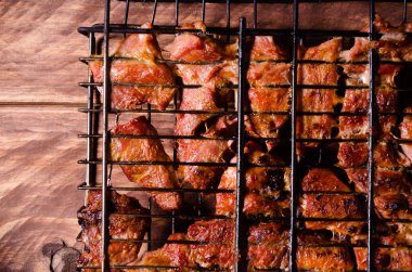 Izgarada barbekü. Tahtada şiş kebap..