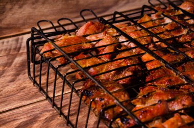Izgarada barbekü. Tahtada şiş kebap..