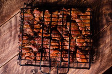 Izgarada barbekü. Tahtada şiş kebap..