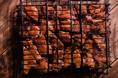 Izgarada barbekü. Tahtada şiş kebap..