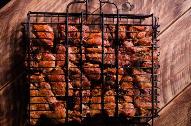 Izgarada barbekü. Tahtada şiş kebap..