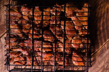 Izgarada barbekü. Tahtada şiş kebap..