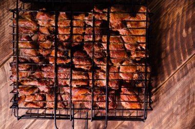 Izgarada barbekü. Tahtada şiş kebap..