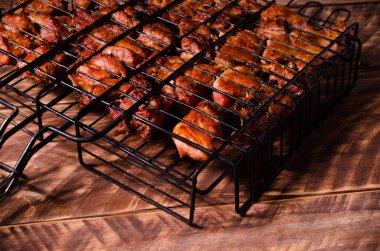 Izgarada barbekü. Tahtada şiş kebap..