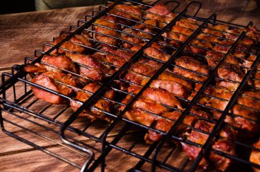 Izgarada barbekü. Tahtada şiş kebap..