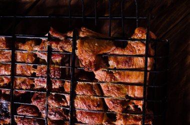 Izgarada barbekü. Tahtada şiş kebap..