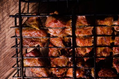 Izgarada barbekü. Tahtada şiş kebap..