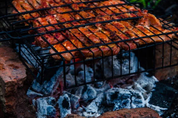 Barbecue Preparato Sulla Griglia Fumo Dal Fuoco — Foto Stock