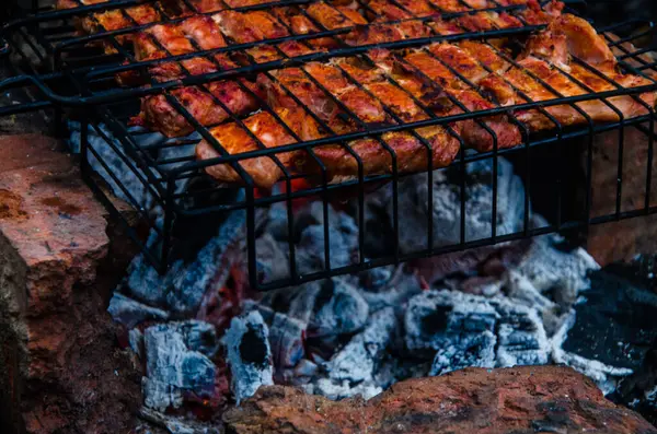 Barbecue Preparato Sulla Griglia Fumo Dal Fuoco — Foto Stock