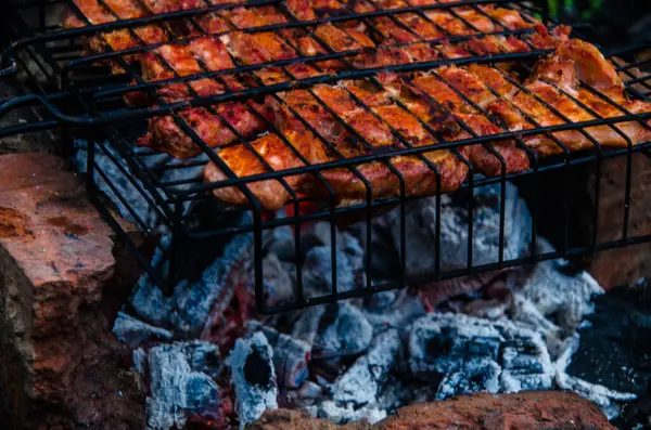 Churrasco Preparado Grelha Fumaça Fogo — Fotografia de Stock