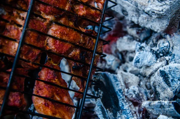 Auf Dem Grill Wird Gegrillt Rauch Aus Dem Feuer — Stockfoto