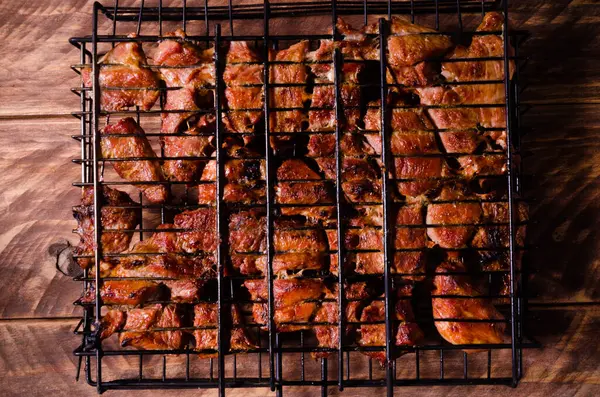 Izgarada barbekü. Tahtada şiş kebap..