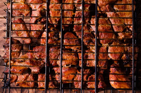 Izgarada barbekü. Tahtada şiş kebap..