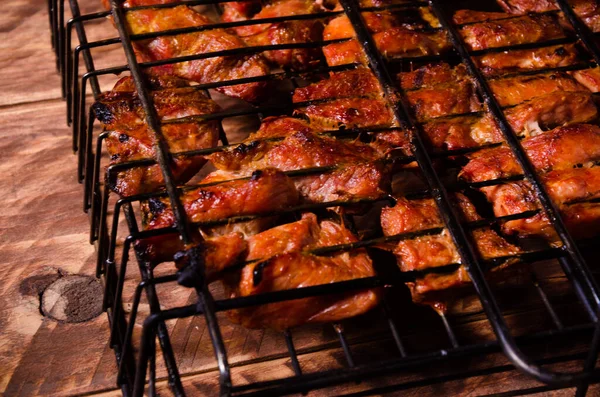 Izgarada barbekü. Tahtada şiş kebap..