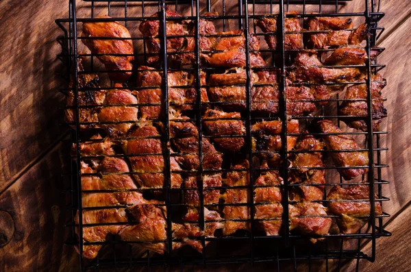 Izgarada barbekü. Tahtada şiş kebap..